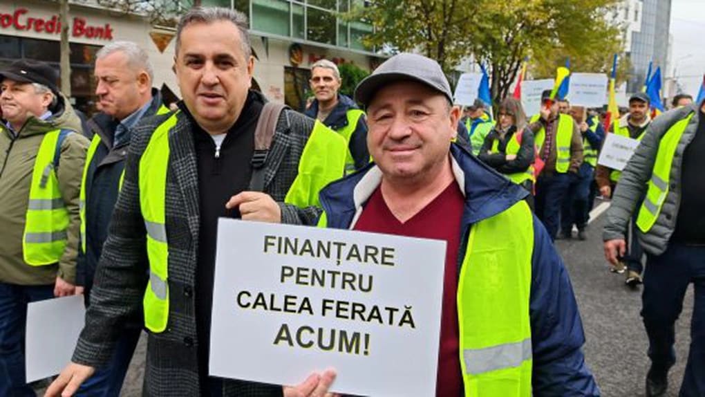 Tren oprit pe șine, simbol al crizei feroviare din România Tren oprit pe șine, simbol al crizei feroviare din România
