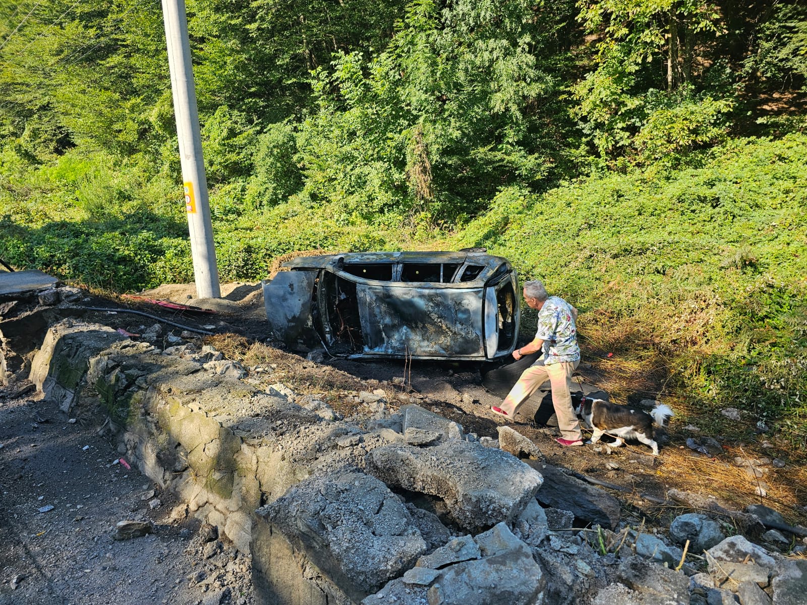 Mașină cuprinsă de flăcări după accident pe DN 7 la Brezoi, șoferul scăpat nevătămat