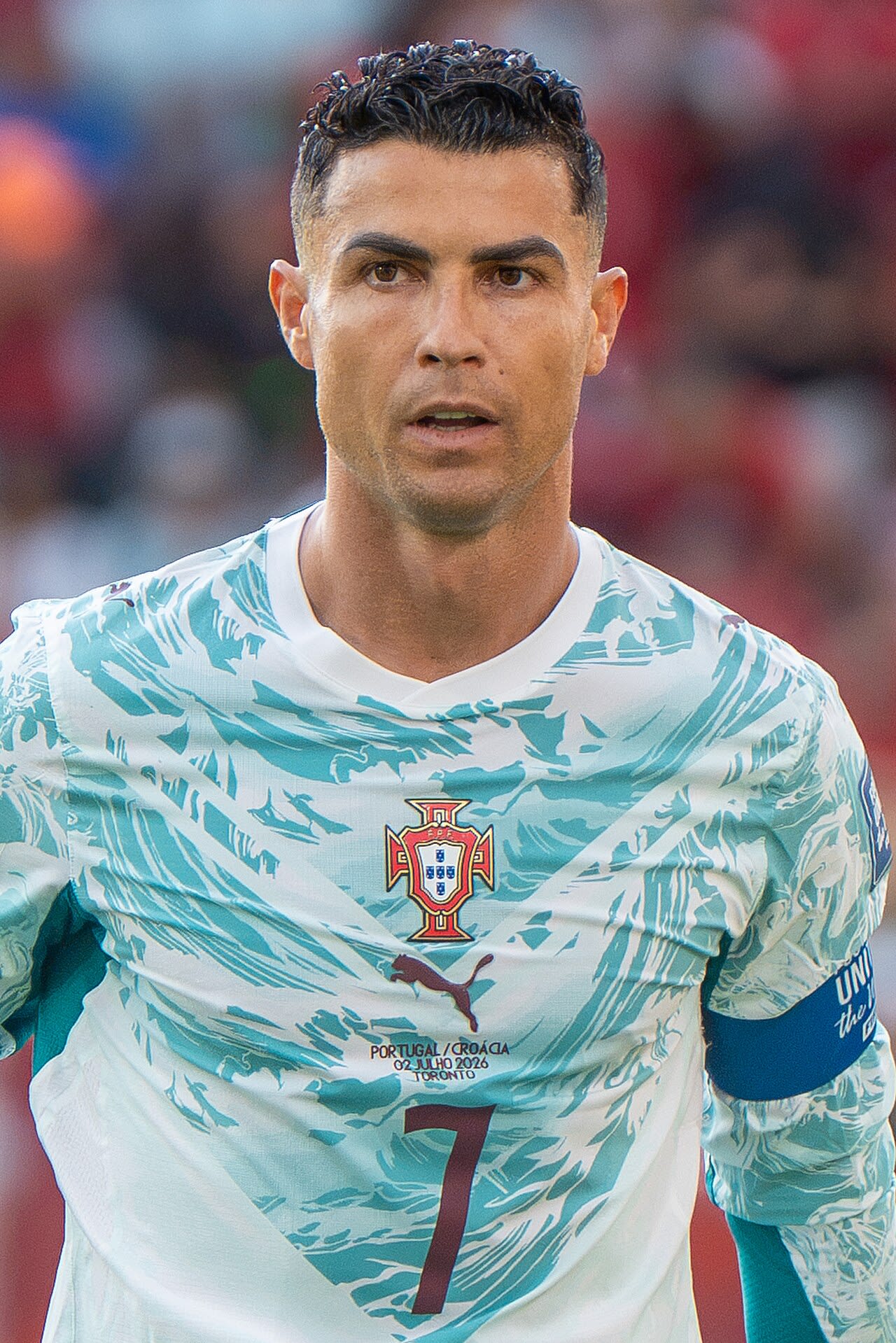Cristiano Ronaldo în tricoul echipei Al-Nassr, pe terenul de fotbal Cristiano Ronaldo în tricoul echipei Al-Nassr, pe terenul de fotbal