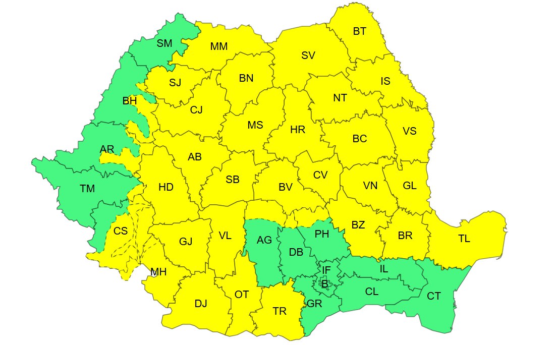 Vânt puternic și nori de furtună peste peisaj montan din România Vânt puternic și nori de furtună peste peisaj montan din România
