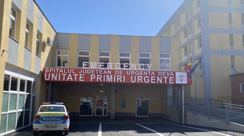 Femeie cu fractură la picior, la spital, după cădere pe scară, soțul fiind reținut pentru agresiune