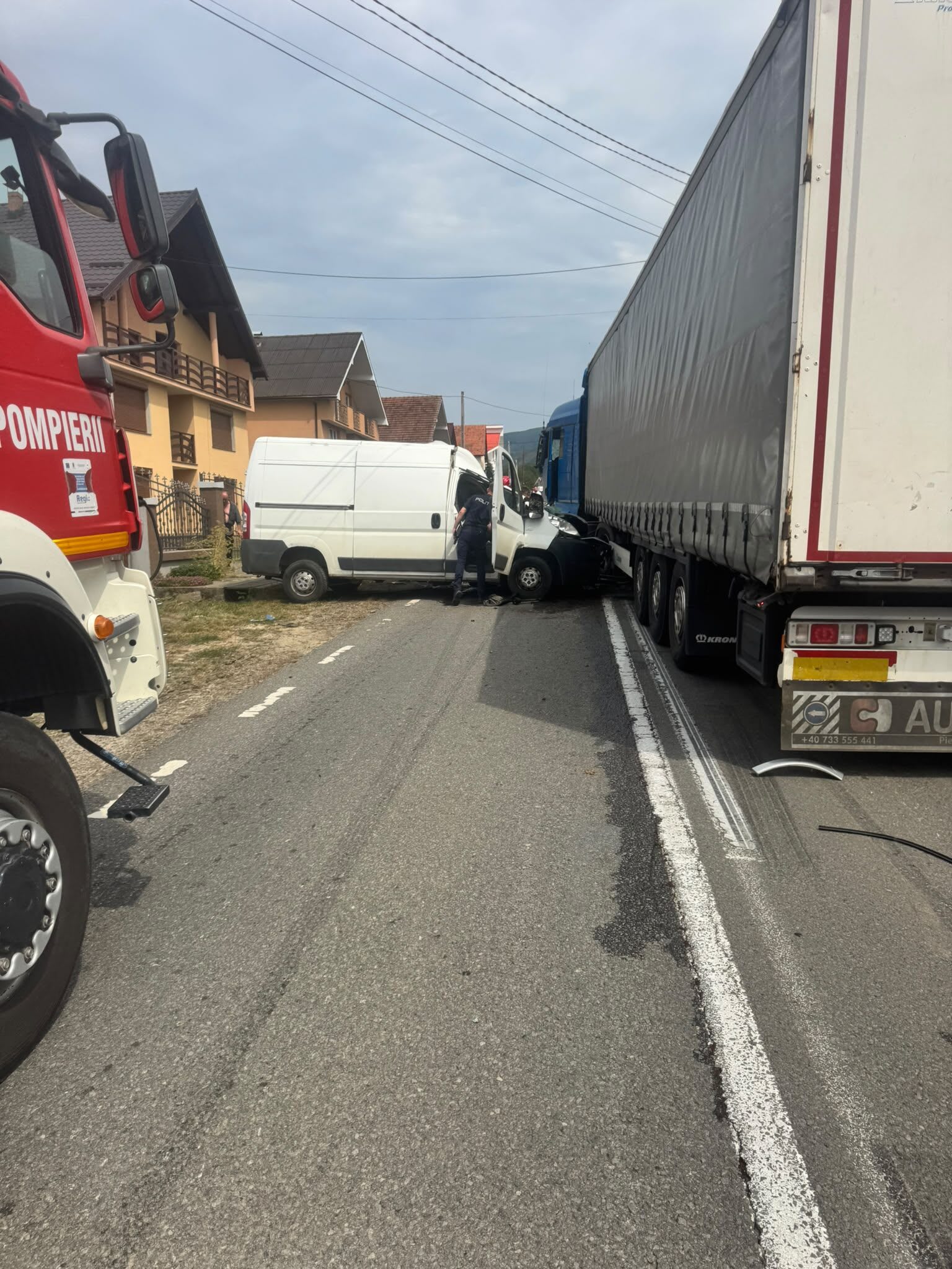 Accident rutier în județul Satu Mare, impact între mașini și răniți la spital Accident rutier în județul Satu Mare, impact între mașini și răniți la spital