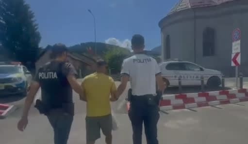 Polițiști din Săcele intervenind la incident de violență domestică Polițiști din Săcele intervenind la incident de violență domestică