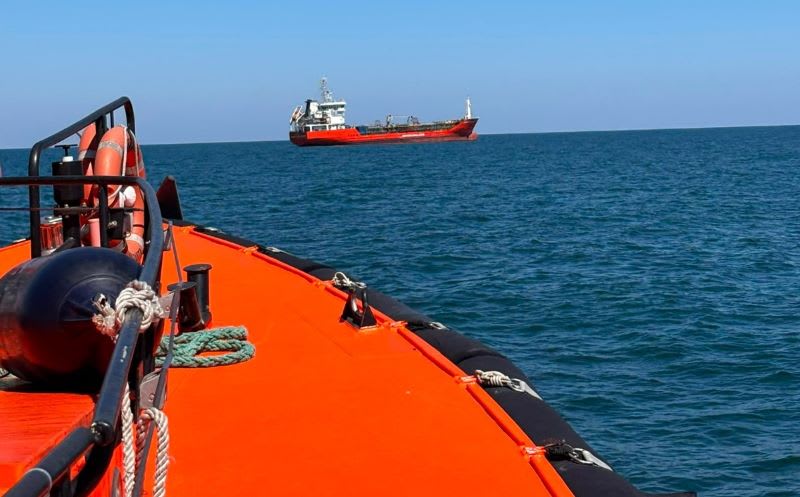 Echipaj ARSVOM intervenind pentru evacuarea unui marinar indian în Portul Constanța