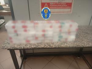 Vameș verificând bagajele pasagerilor la Otopeni