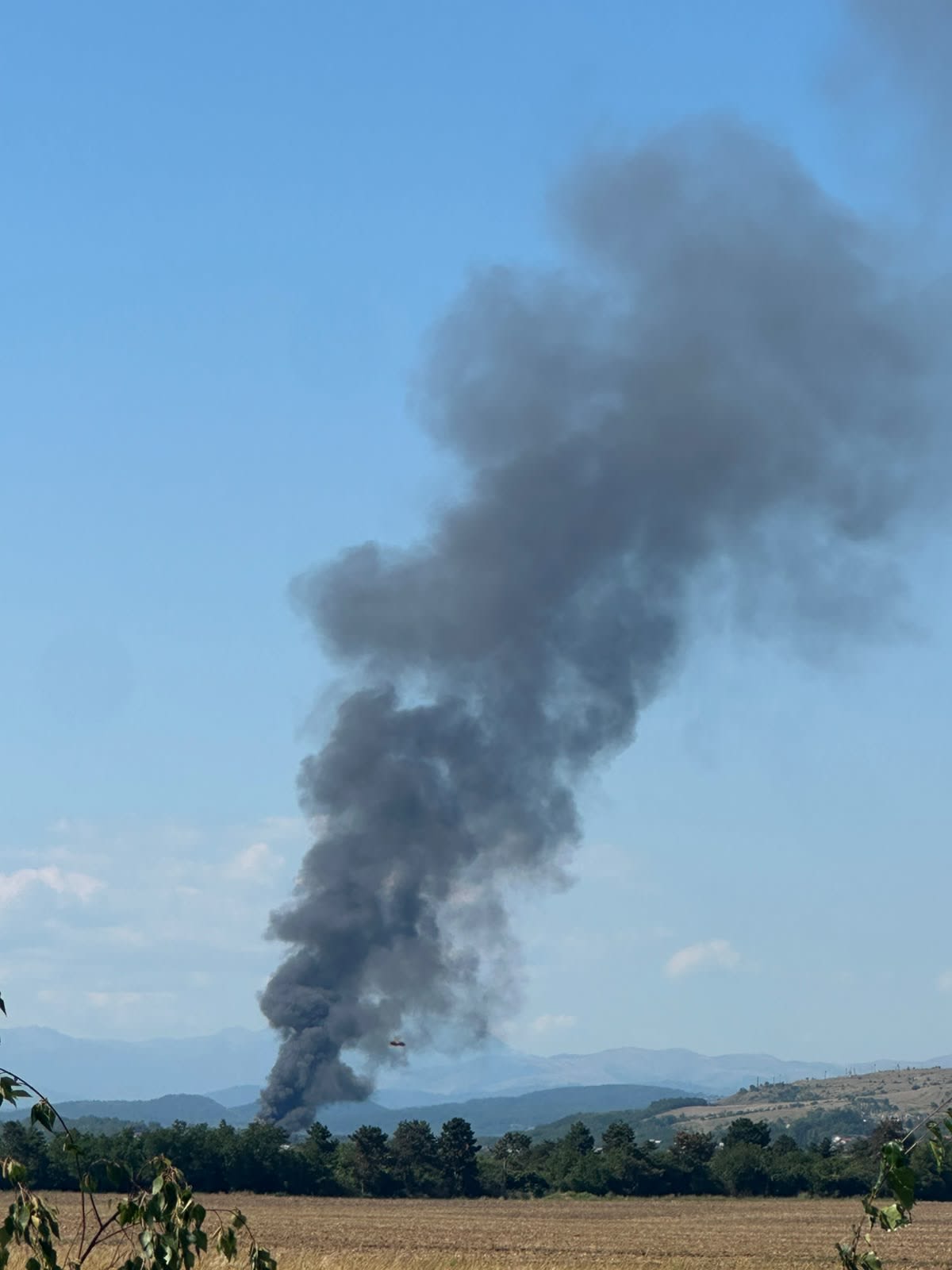 Incendiu puternic la o hală cu materiale plastice și carton din Băicoi, intervenție ISU cu roboți