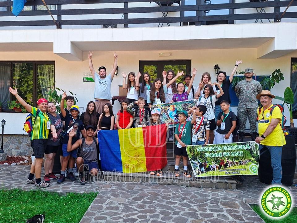 Tineri în activitate în munți, explorând natura în Dâmbovița Tineri în activitate în munți, explorând natura în Dâmbovița