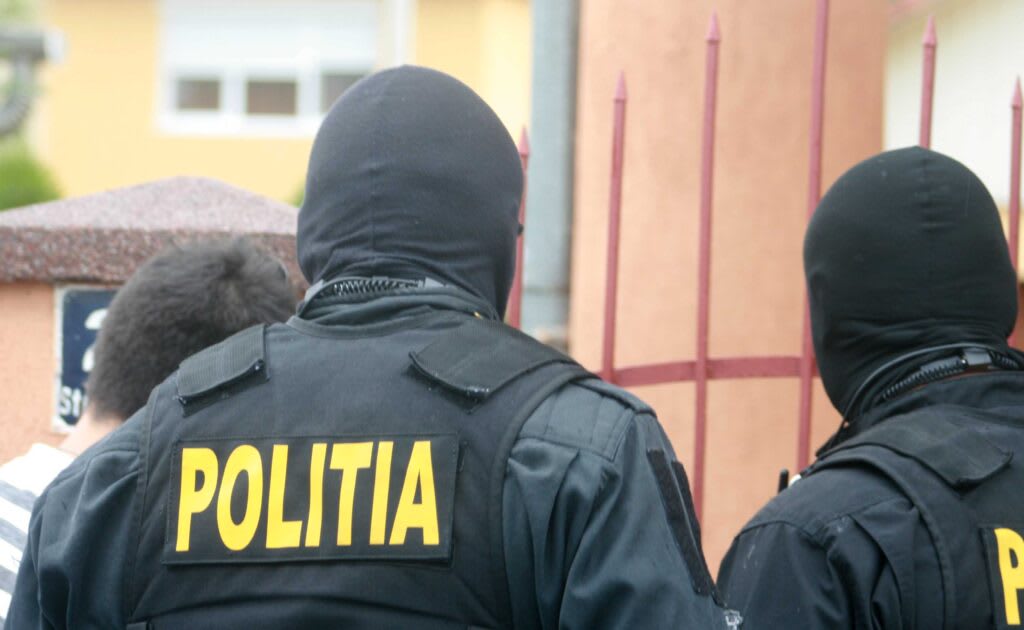 Polițiști și jandarmi în acțiune în Vâlcea, descoperire arme și muniții Polițiști și jandarmi în acțiune în Vâlcea, descoperire arme și muniții