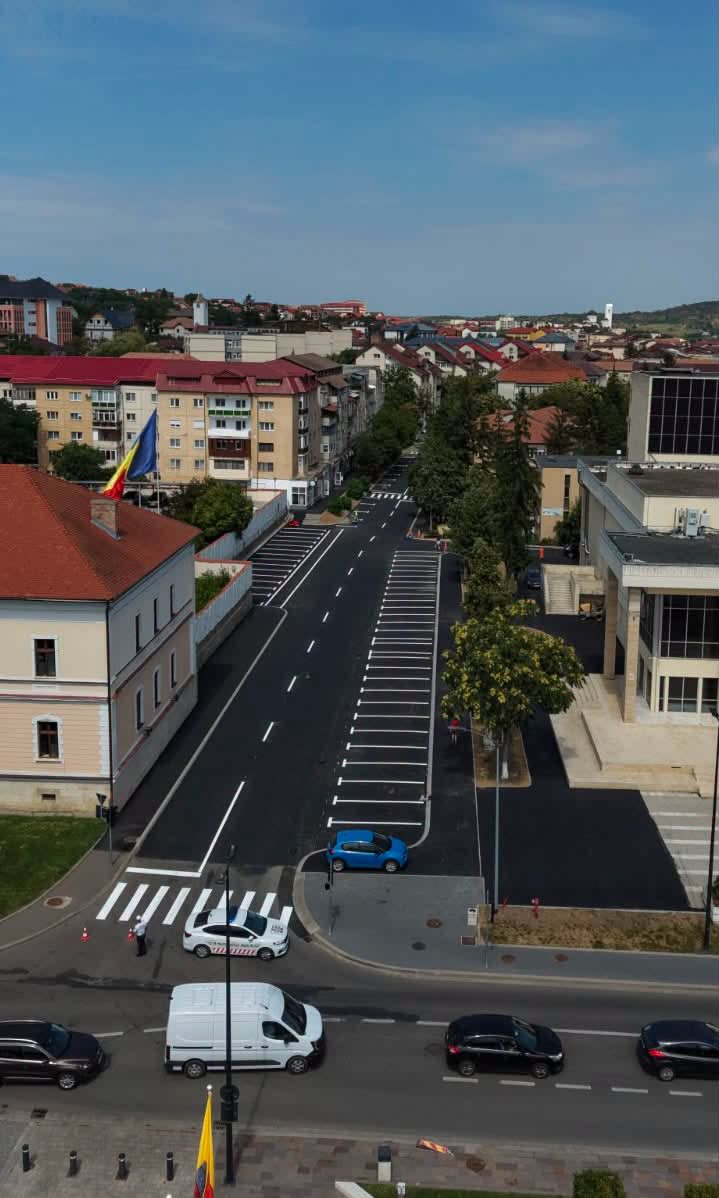 Lucrări de modernizare pe strada 9 Mai din Zalău, cu marcaje și locuri de parcare Lucrări de modernizare pe strada 9 Mai din Zalău, cu marcaje și locuri de parcare