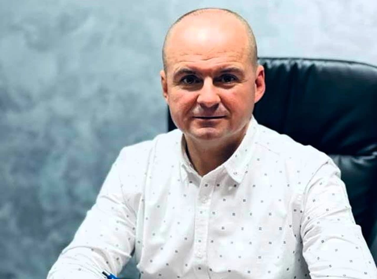 Primar în discuție cu beneficiari VMI, sprijin pentru alfabetizare Primar în discuție cu beneficiari VMI, sprijin pentru alfabetizare
