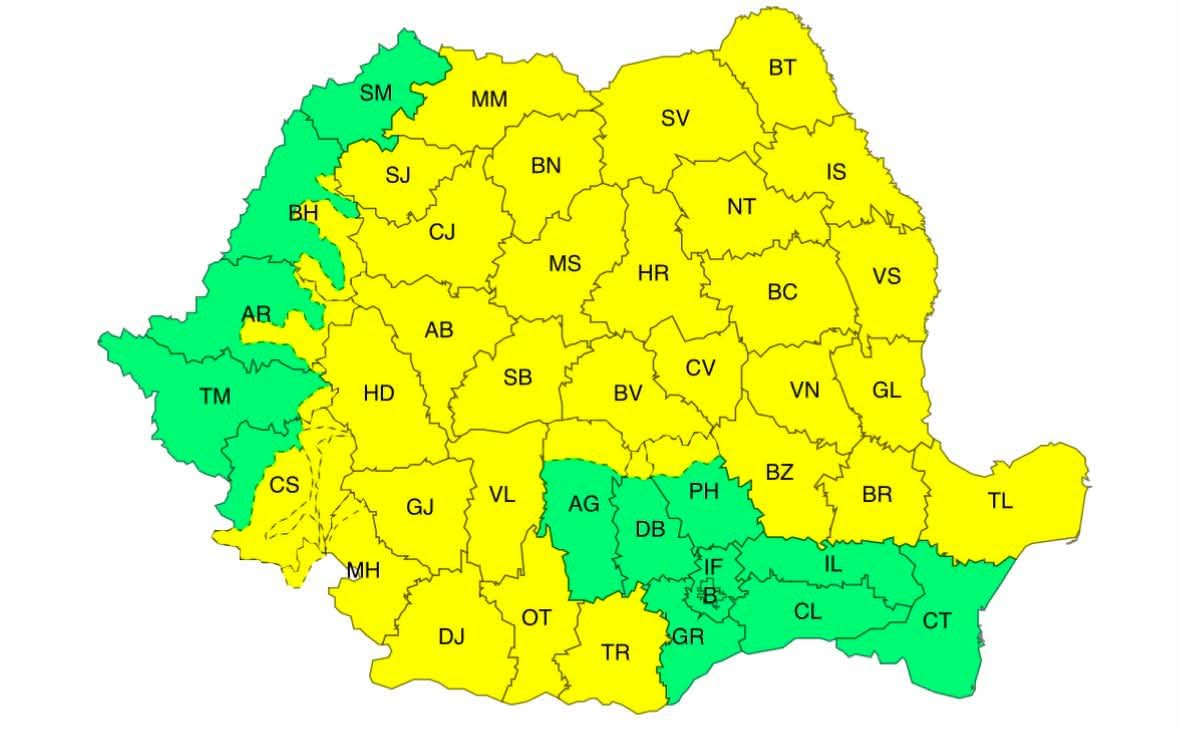 Vânt puternic și ploaie torențială în județul Vaslui, scena cu nori și copaci bending Vânt puternic și ploaie torențială în județul Vaslui, scena cu nori și copaci bending
