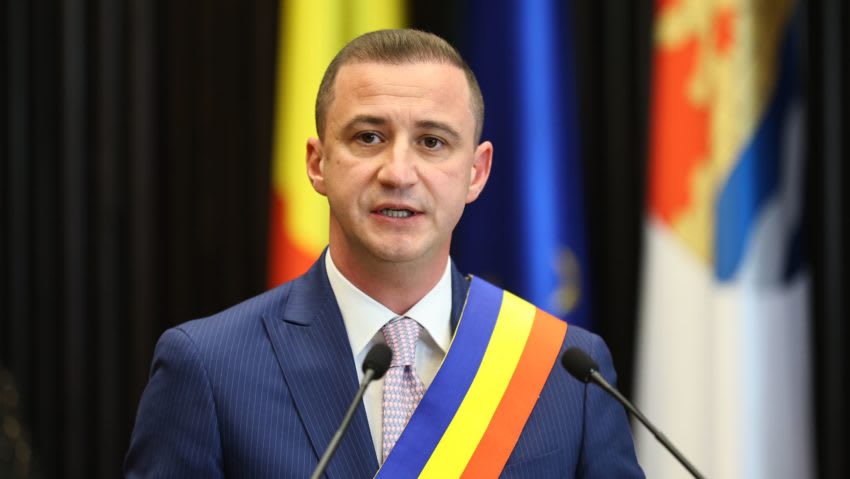 Alfred Simonis în discuție cu oficiali în timpul vizitei