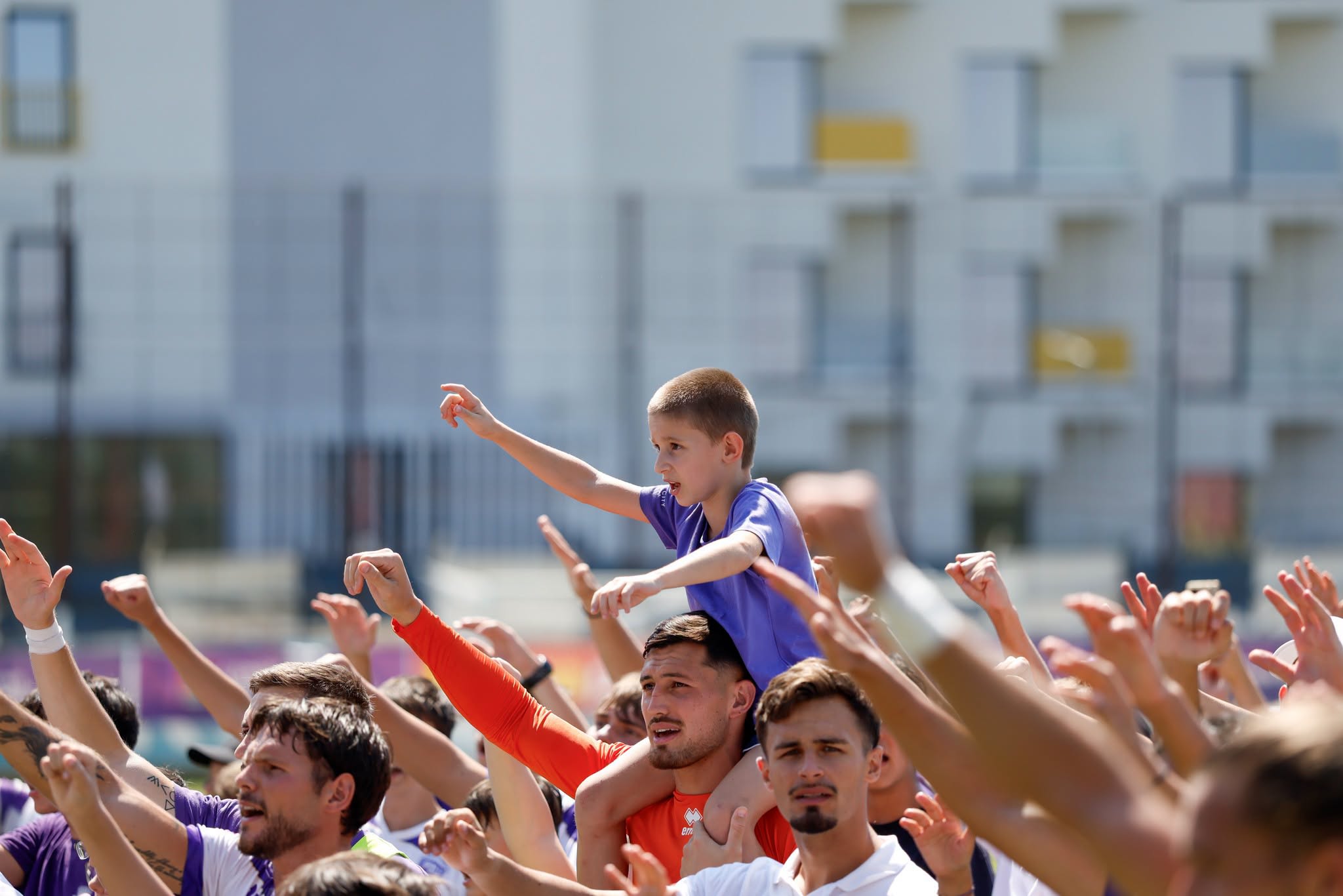 Fotbal echipe din Banat în acțiune pe teren Fotbal echipe din Banat în acțiune pe teren