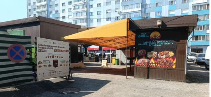 Români comercianți din piețe separând biodeșeurile în recipiente maro Români comercianți din piețe separând biodeșeurile în recipiente maro