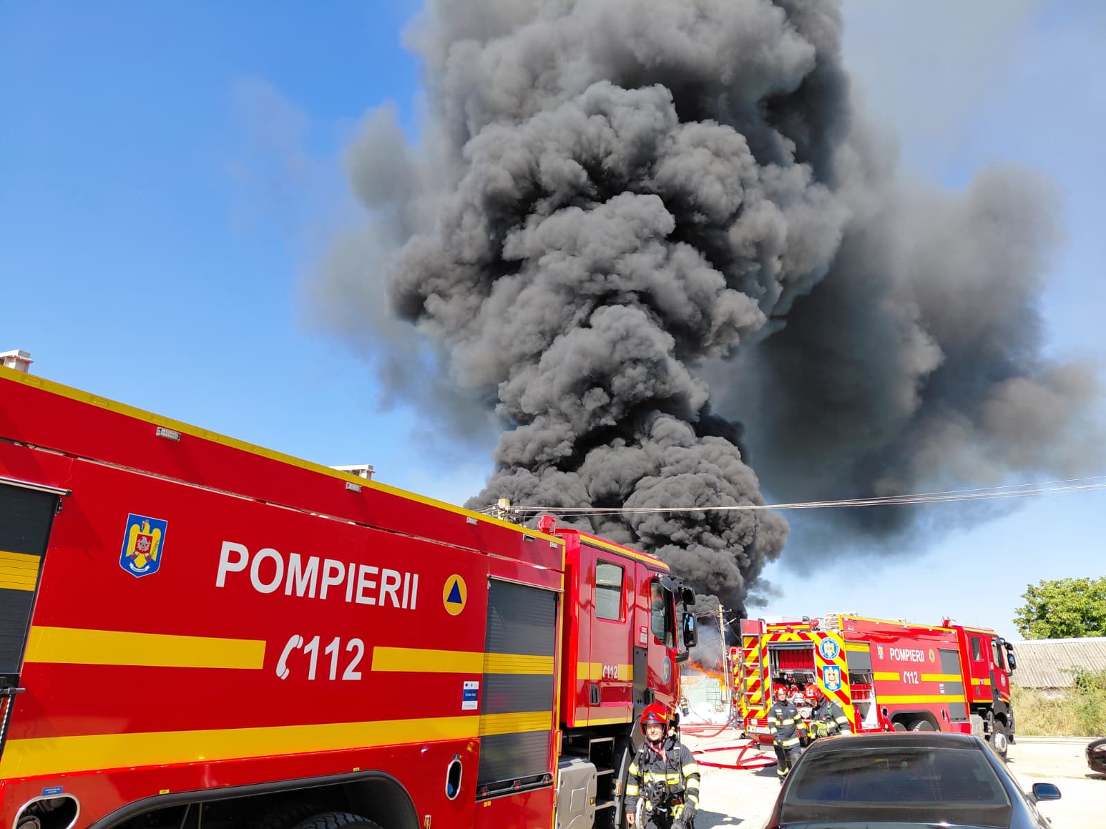 Incendiul din Băicoi: fumul dens, vizibil din mai multe localități, a fost stins de pompieri