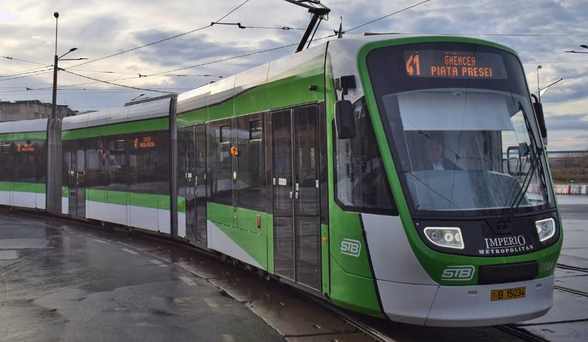 Stadion Arcul de Triumf cu tramvai linia 41 circulând în seară Stadion Arcul de Triumf cu tramvai linia 41 circulând în seară