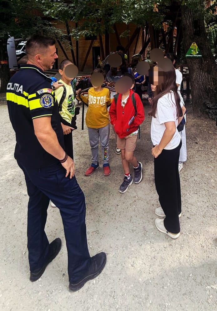 Polițiști în discuție cu tineri în zone turistice din Brașov Polițiști în discuție cu tineri în zone turistice din Brașov