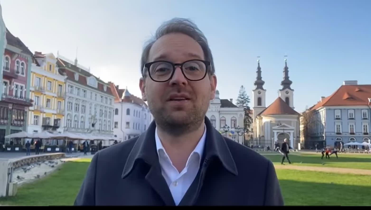 Dominic Fritz vorbește în fața camerei, gesticulând, în context politic