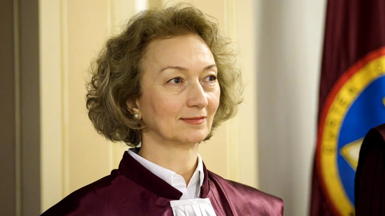 Simina Tănăsescu explicând motivul întâlnirii cu Ilie Bolojan Simina Tănăsescu explicând motivul întâlnirii cu Ilie Bolojan