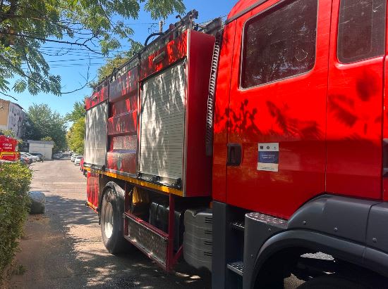 Pompieri în acțiune stingând incendiu la garaje în Iași