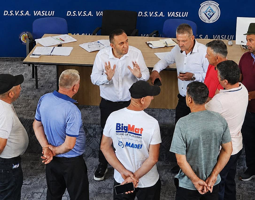 Reprezentanți ai DSVSA Vaslui și crescători de ovine în discuție Reprezentanți ai DSVSA Vaslui și crescători de ovine în discuție