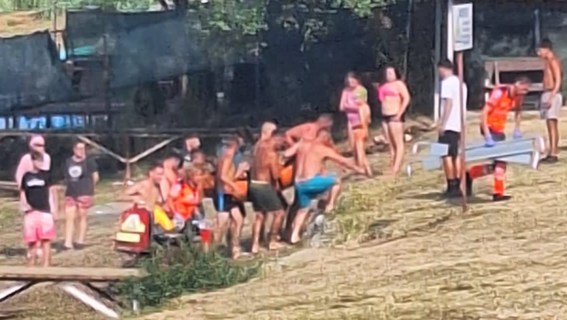 Doi pompieri, tată și fiu, au salvat un tânăr de 25 de ani de la înec în Lacul Cinciș