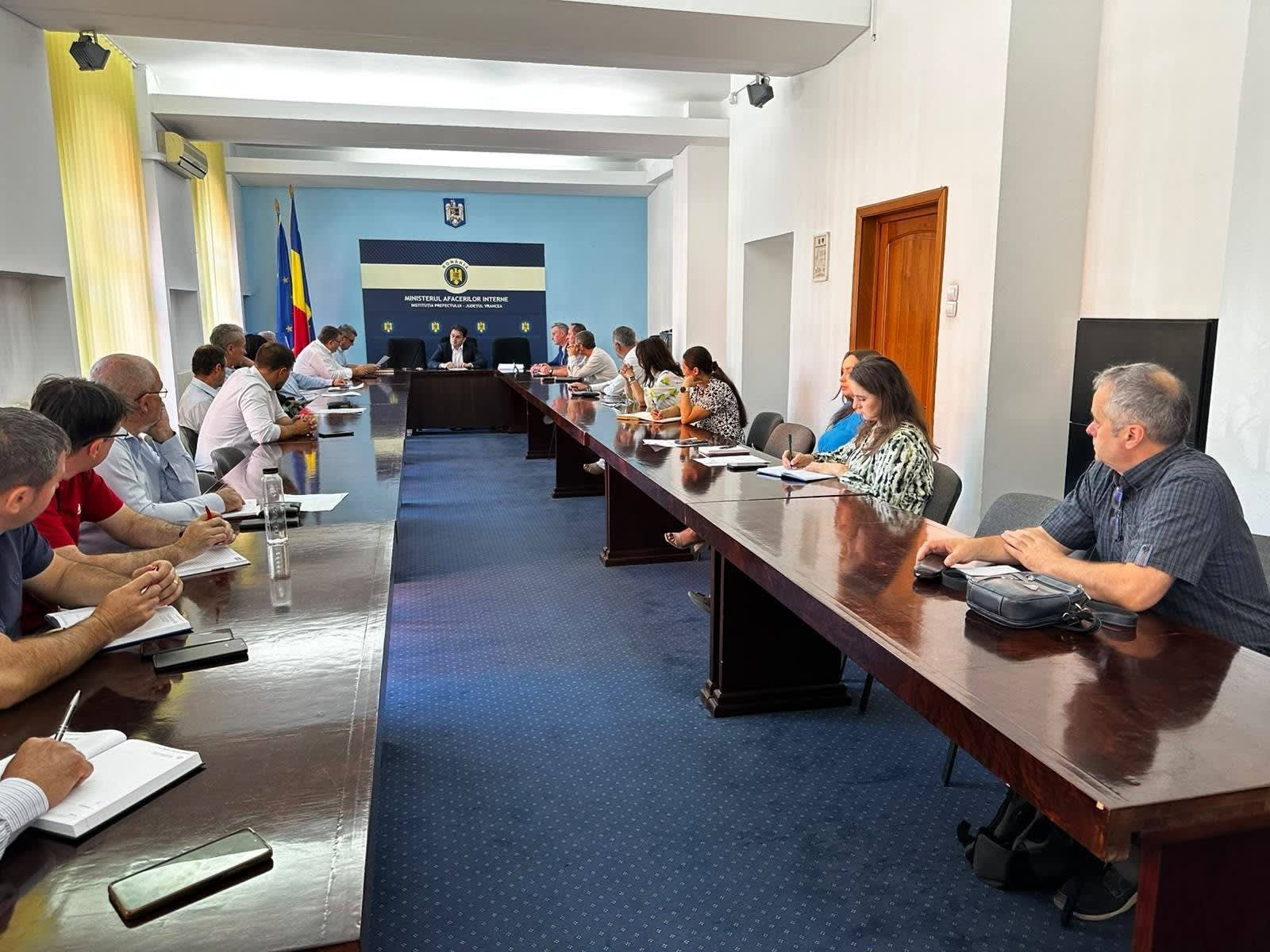Primar și oficiali în ședință de finalizare a proiectelor PNRR în Vrancea Primar și oficiali în ședință de finalizare a proiectelor PNRR în Vrancea