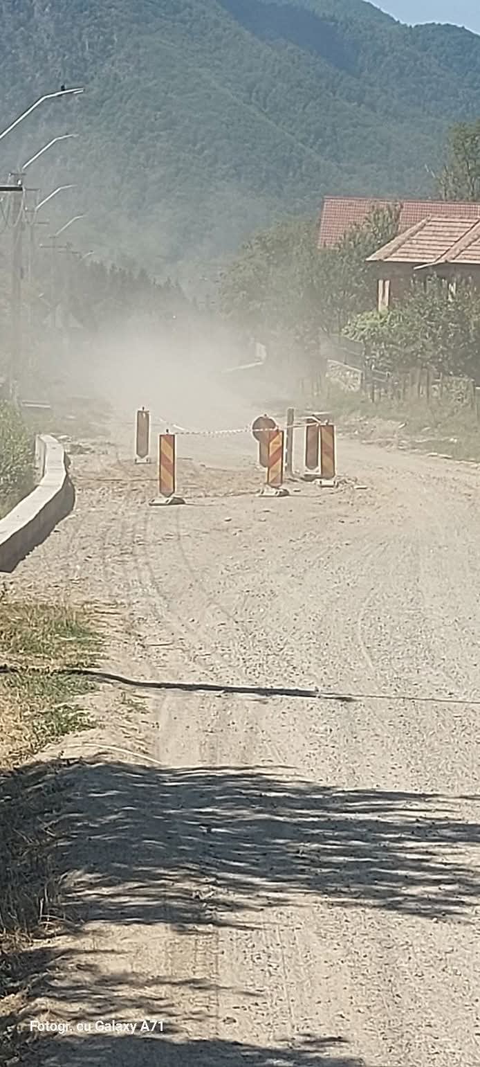 Lucrări de modernizare pe DJ 703H în Perișani, praf și trafic intens Lucrări de modernizare pe DJ 703H în Perișani, praf și trafic intens