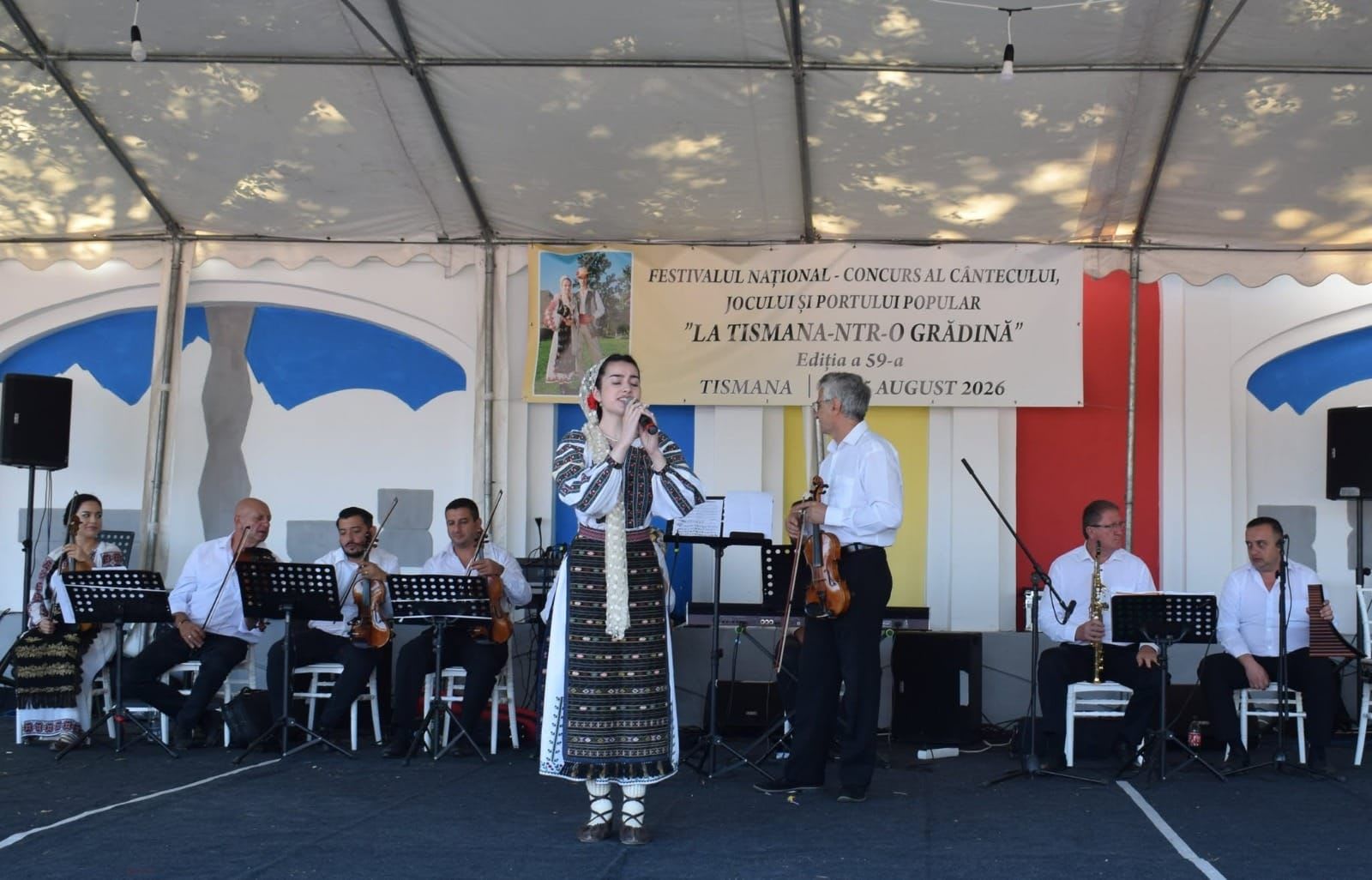Spectacol folcloric în Tismana, costume tradiționale românești Spectacol folcloric în Tismana, costume tradiționale românești