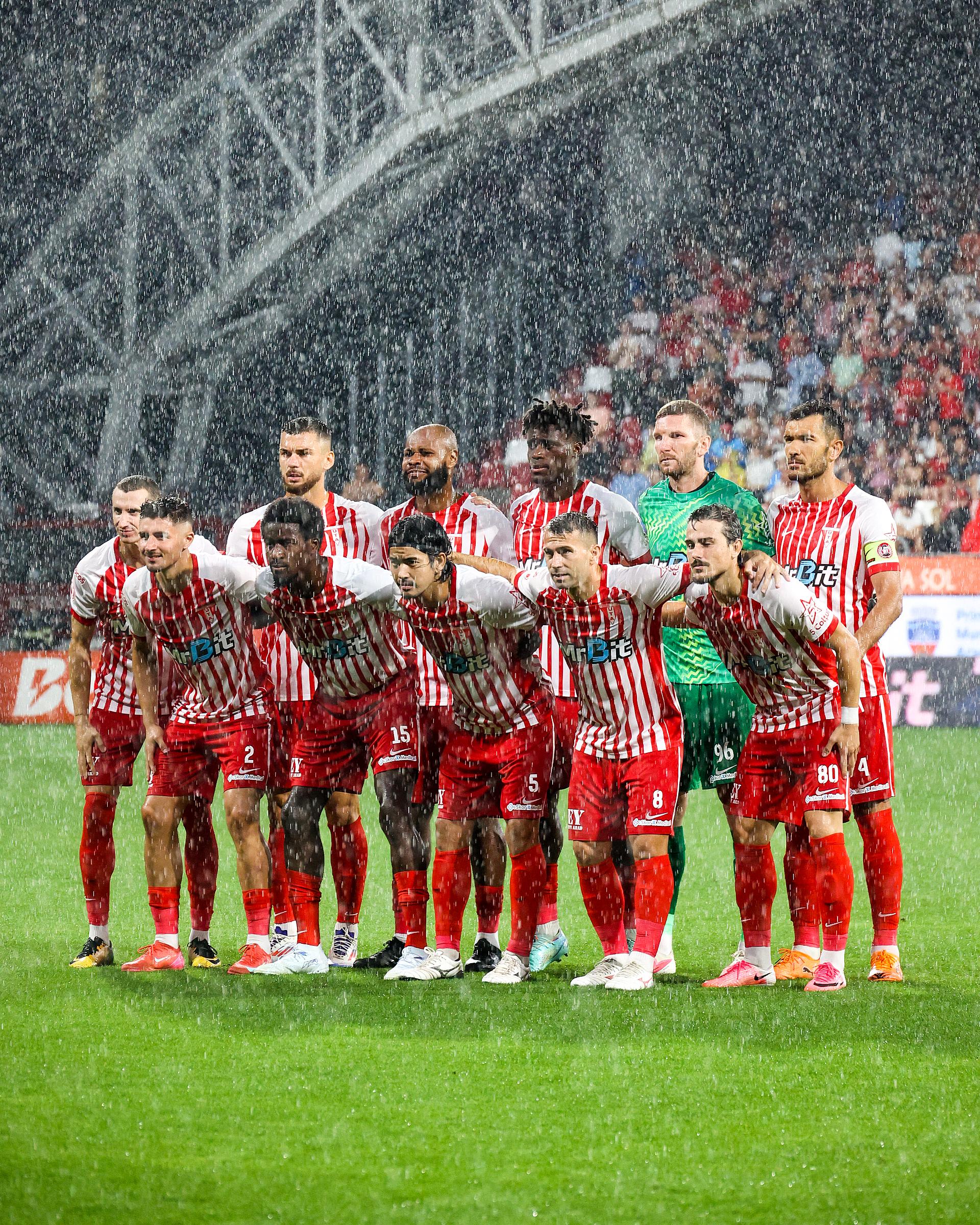 Jucători de fotbal în acțiune pe terenul de la Cluj Jucători de fotbal în acțiune pe terenul de la Cluj