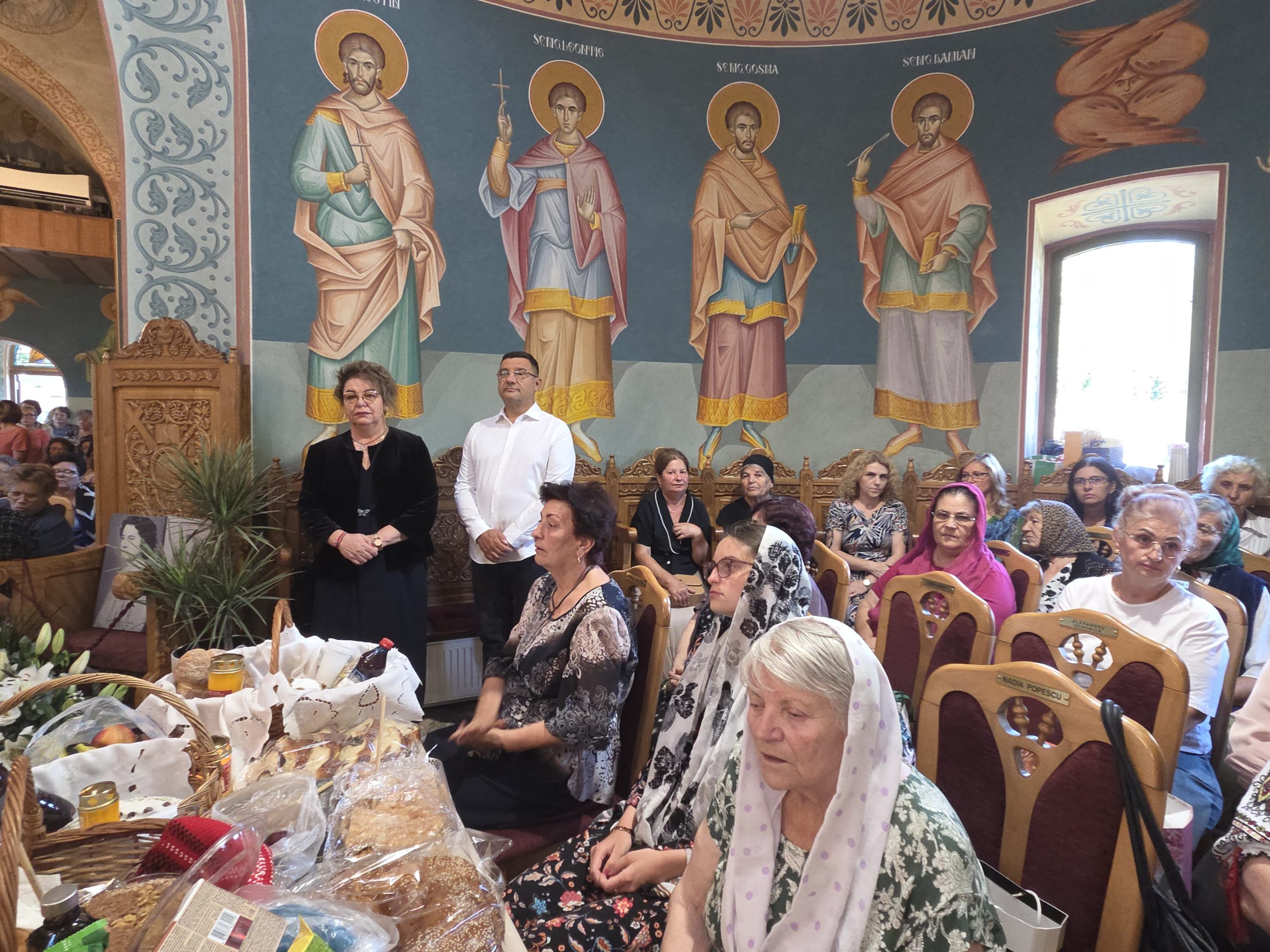 Credincioși participând la Sfânta Liturghie în biserica din 1 Decembrie Credincioși participând la Sfânta Liturghie în biserica din 1 Decembrie