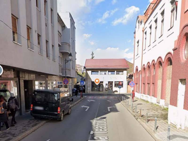 Indicator rutier obligatoriu stânga și marcaje de parcare pe strada Teatrului din Baia Mare Indicator rutier obligatoriu stânga și marcaje de parcare pe strada Teatrului din Baia Mare