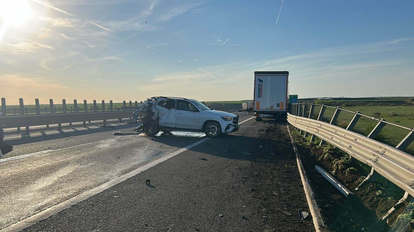 Mașină de lux în trafic pe autostrada A1, polițiști români oprind vehiculul Mașină de lux în trafic pe autostrada A1, polițiști români oprind vehiculul