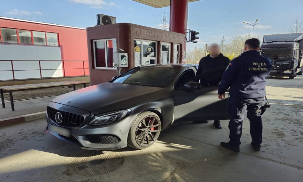 Mașină de 200.000 de euro, oprită pe A1 de polițiștii români. Șoferul elvețian a spus că nu știa că era căutată