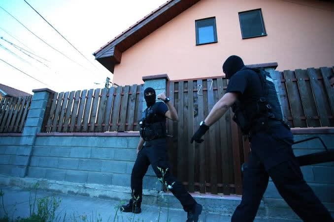 Polițist în uniformă cu echipament de anchetă, percheziții în Timișoara Polițist în uniformă cu echipament de anchetă, percheziții în Timișoara