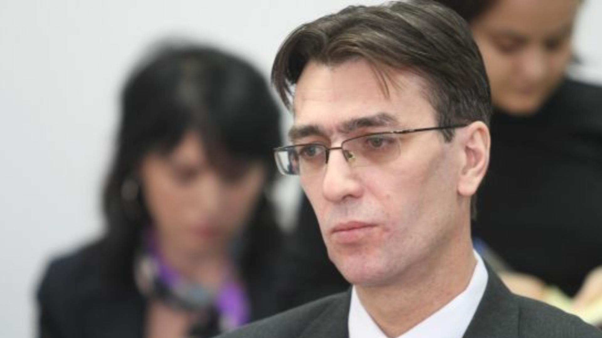 Judecător CCR și avocat analizând decizia asupra amendamentului Fritz Judecător CCR și avocat analizând decizia asupra amendamentului Fritz