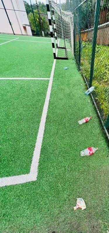 Teren de sport din Poienile Izei cu gunoaie și sticle sparte Teren de sport din Poienile Izei cu gunoaie și sticle sparte