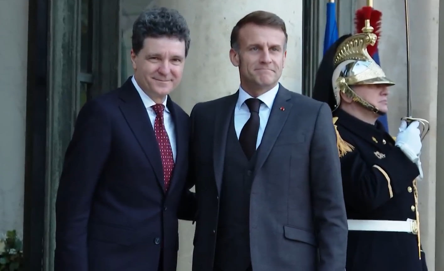 Emmanuel Macron ținând discurs de rămas-bun la Bormes-les-Mimosas Emmanuel Macron ținând discurs de rămas-bun la Bormes-les-Mimosas