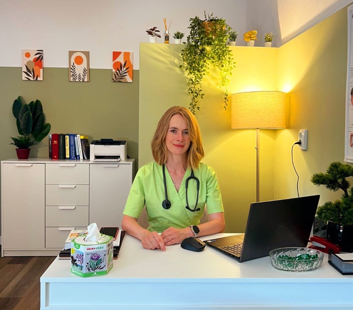 Medicul examinează pacientul cu durere abdominală Medicul examinează pacientul cu durere abdominală