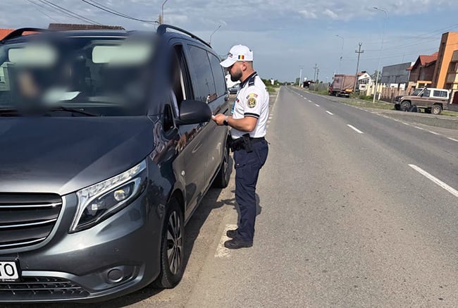 Polițiști rutieri verificând mașini pe drumurile din Timiș Polițiști rutieri verificând mașini pe drumurile din Timiș