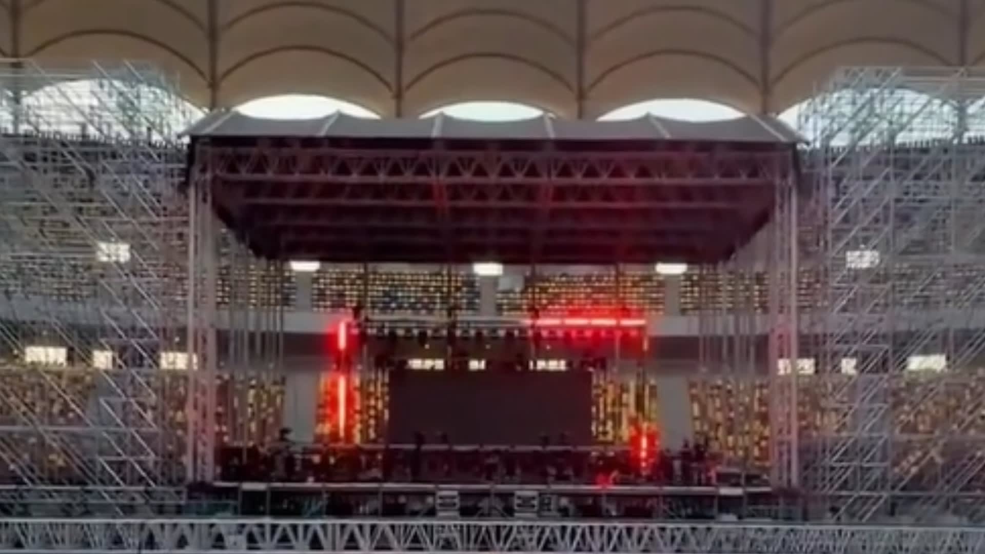 Scene cu artiști pe scenă la Festivalul Saga București Scene cu artiști pe scenă la Festivalul Saga București