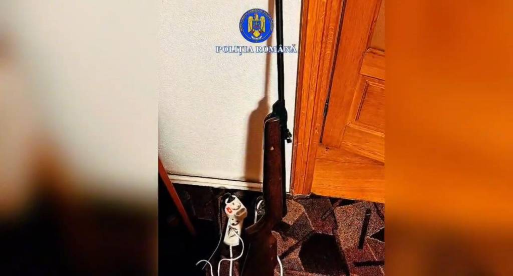 Polițiști din Brașov ridică arme și muniții în timpul controalelor Polițiști din Brașov ridică arme și muniții în timpul controalelor