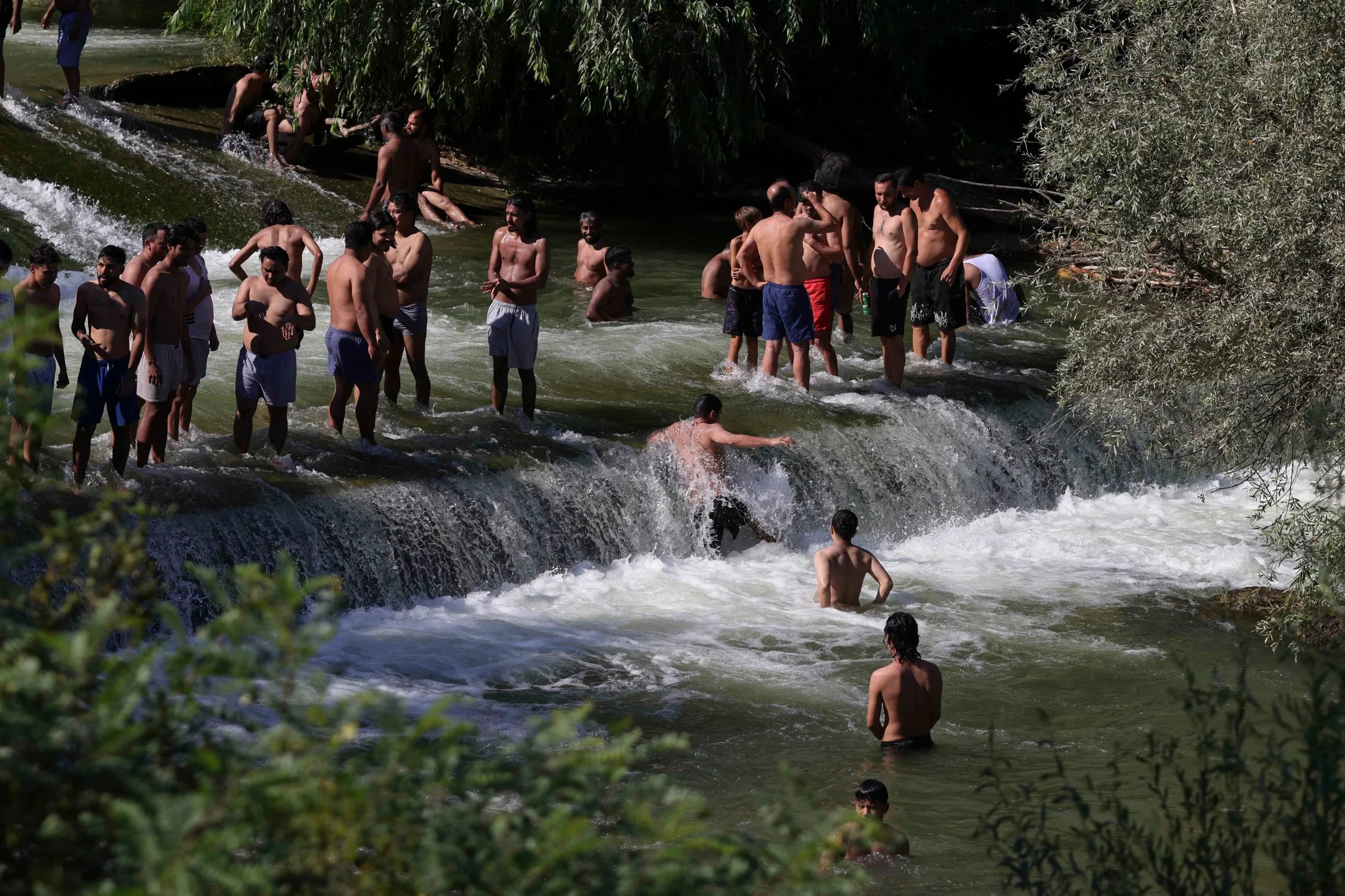 Nepalezii din Ciorogârla și-au creat propria „mare” pe malul râului, cucerind localnicii