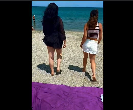 Polițiști patrulând pe plajă în stațiunea litorală