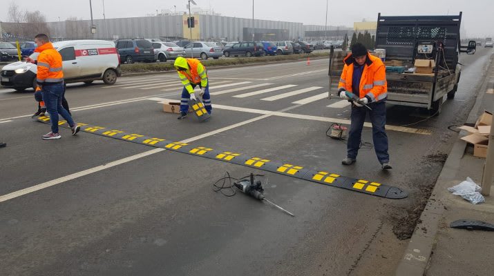 Limitator de viteză improvizat pe strada Remetea din Cluj-Napoca, demolat de autorități Limitator de viteză improvizat pe strada Remetea din Cluj-Napoca, demolat de autorități