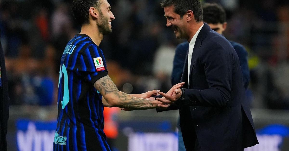 Hakan Calhanoglu în timpul unui meci de fotbal la Inter Milano Hakan Calhanoglu în timpul unui meci de fotbal la Inter Milano