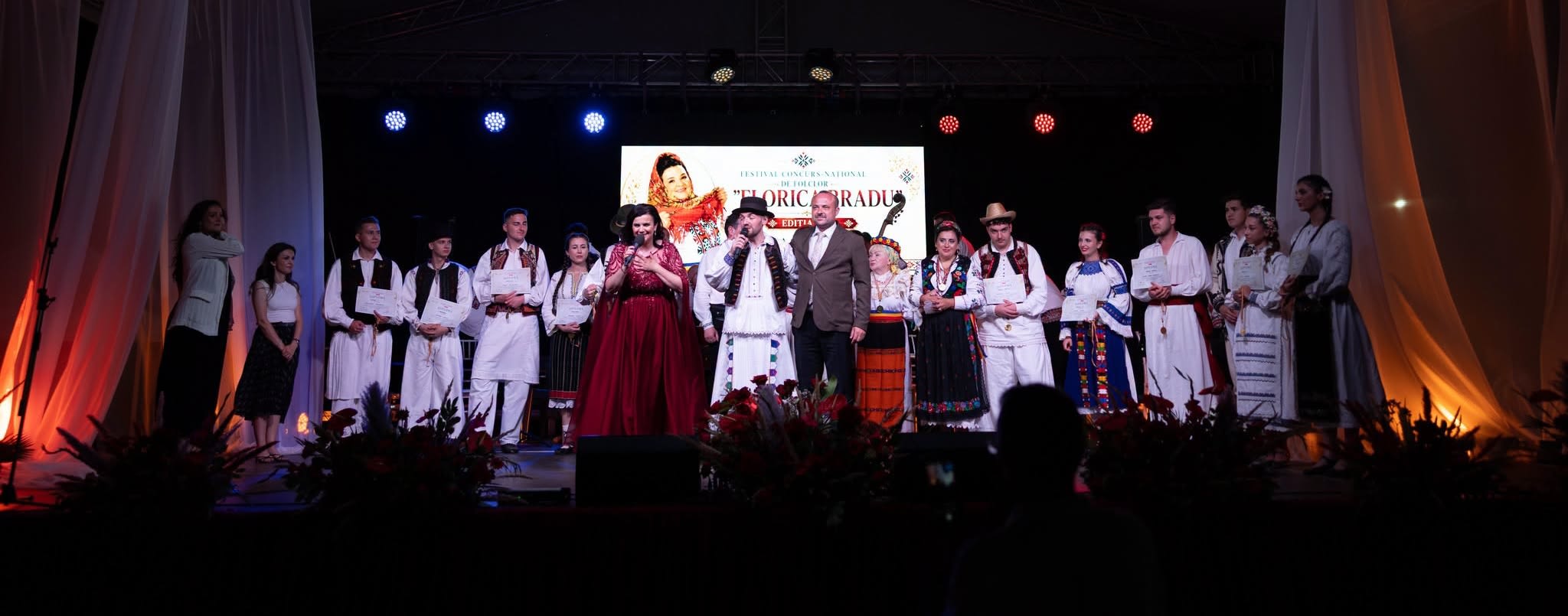 Câțiva interpreți tineri pe scenă la festivalul Florica Bradu Câțiva interpreți tineri pe scenă la festivalul Florica Bradu