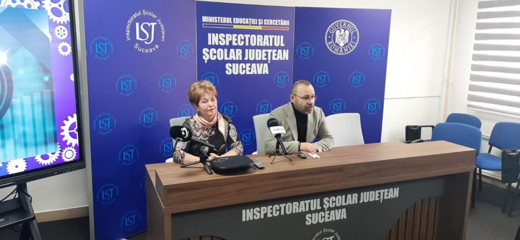 Lavinia Șandru în timpul unei conferințe, discuție despre educație Lavinia Șandru în timpul unei conferințe, discuție despre educație