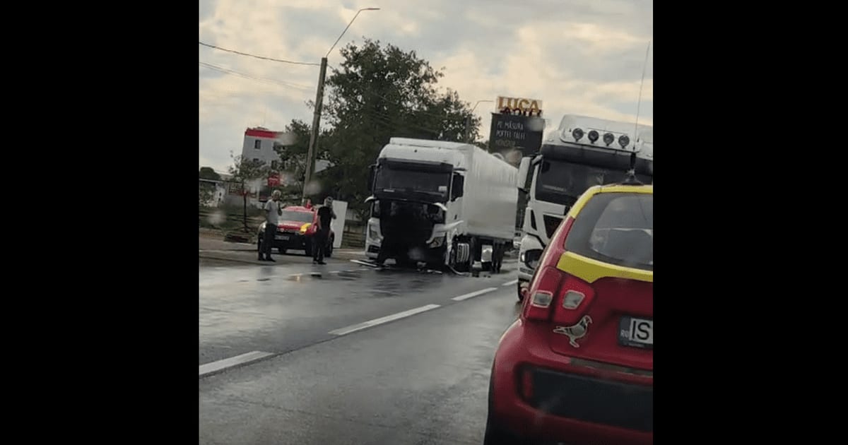 Accident rutier în Podu Iloaiei cu dubiță și TIR Accident rutier în Podu Iloaiei cu dubiță și TIR