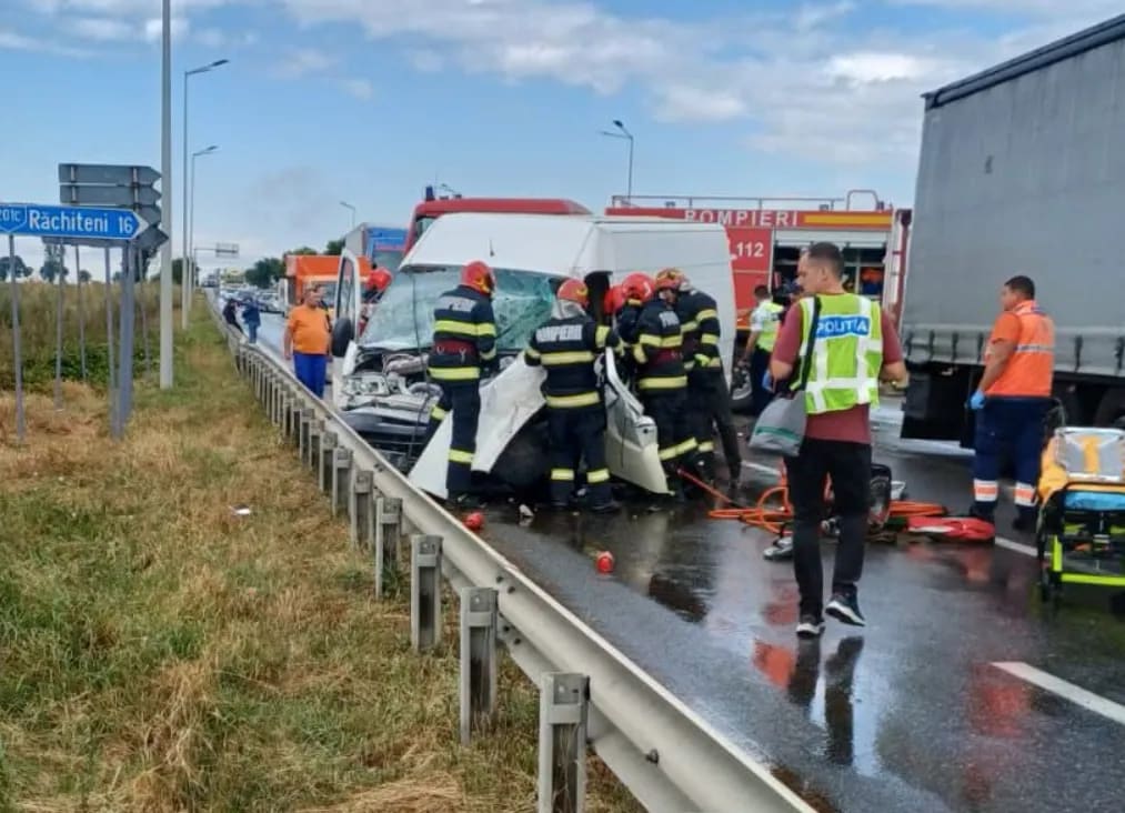 Accident grav pe DN2-E85 în Neamț: TIR și microbuz implicate, două persoane rănite